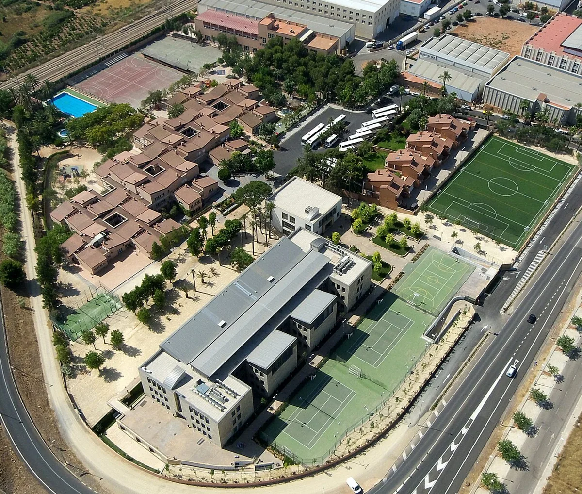 2017 aerial view of Caxton College in Puçol